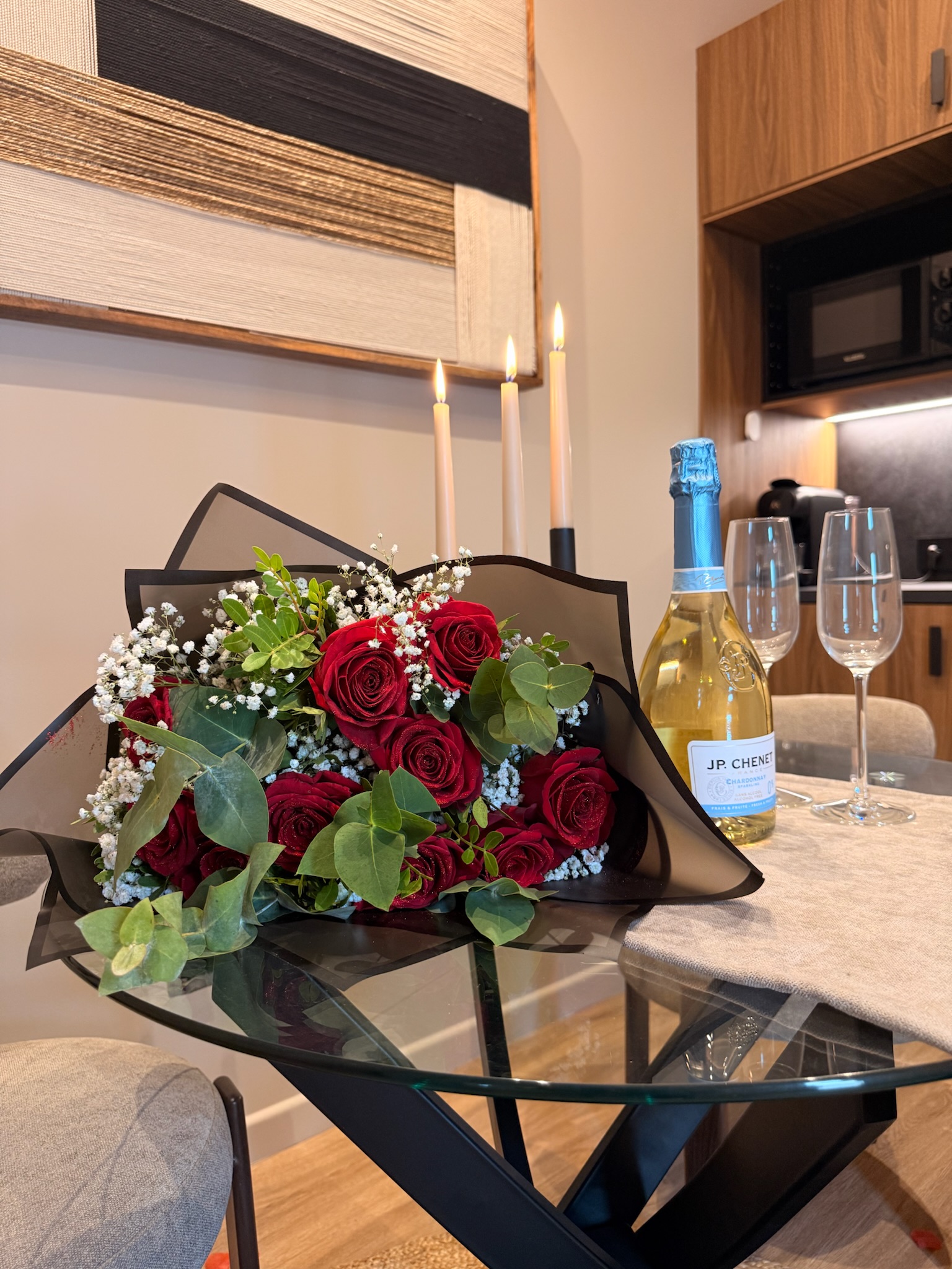 Roses rouges et champagne dans la suite — demande en mariage en spa privatif à Argenteuil