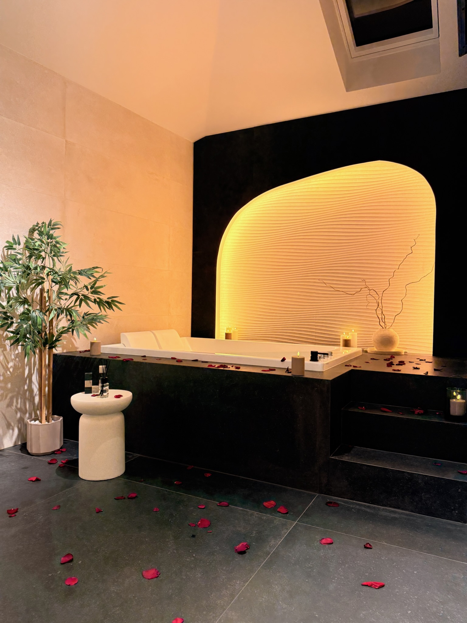 Jacuzzi encastré face à l'alcôve rétroéclairée — Maison Nina N°4, Argenteuil