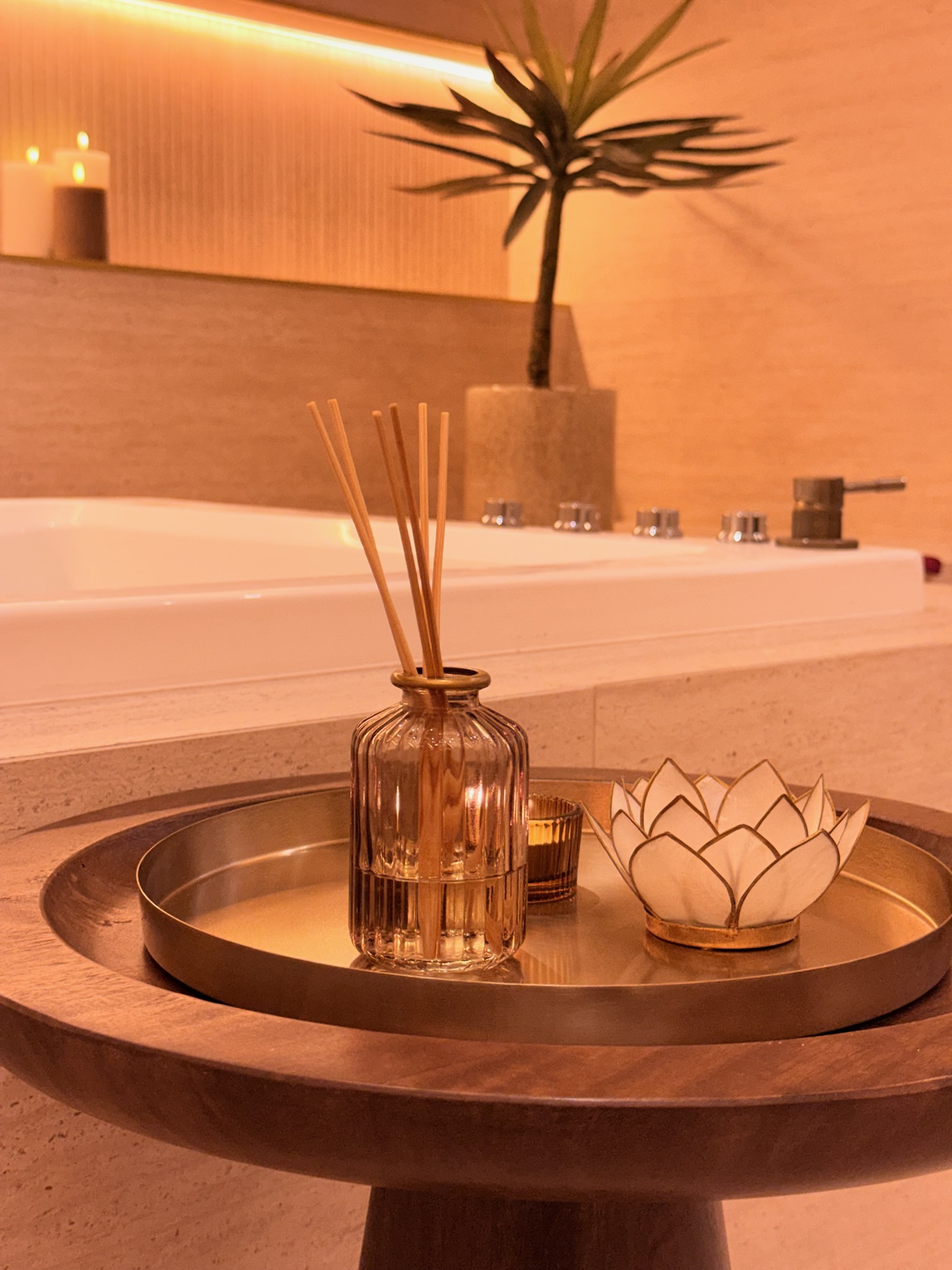 Bougies disposées au bord du jacuzzi — mise en scène romantique Maison Nina