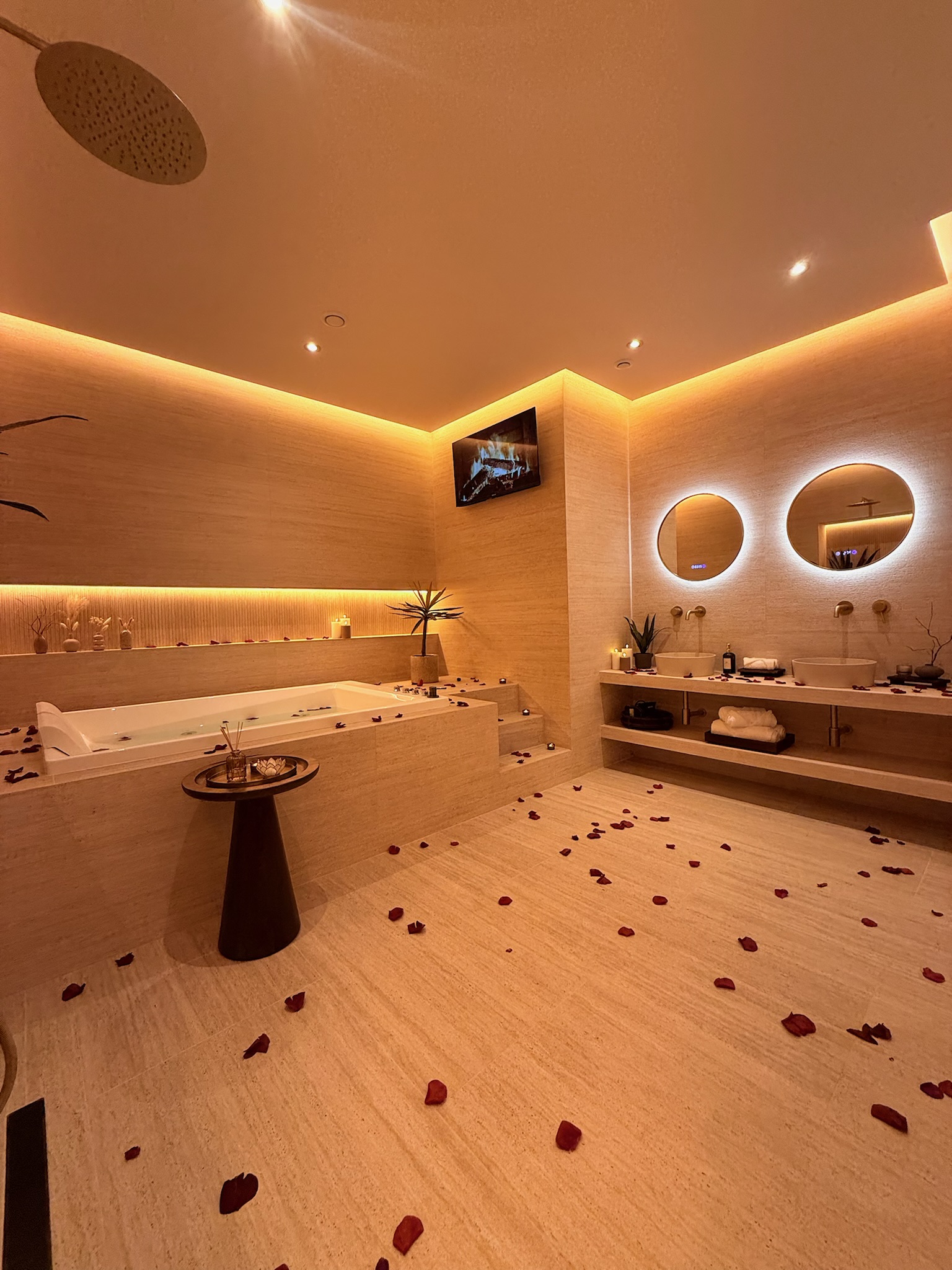 Espace spa entièrement en travertin clair avec jacuzzi et double vasque — Maison Nina N°5, Argenteuil
