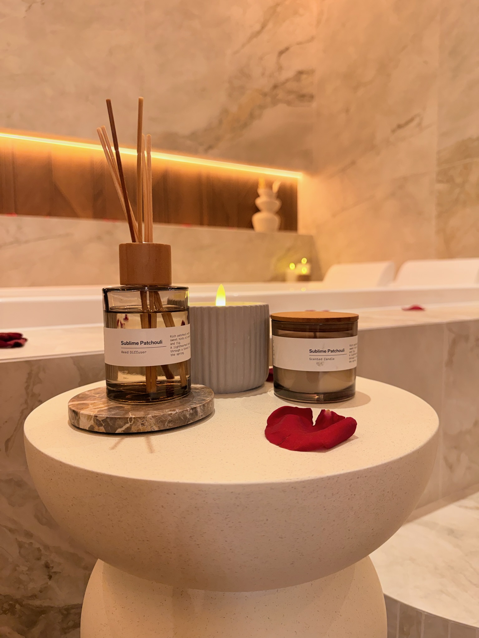 Décoration romantique avec pétales de roses et bougies — option en suite avec spa privatif