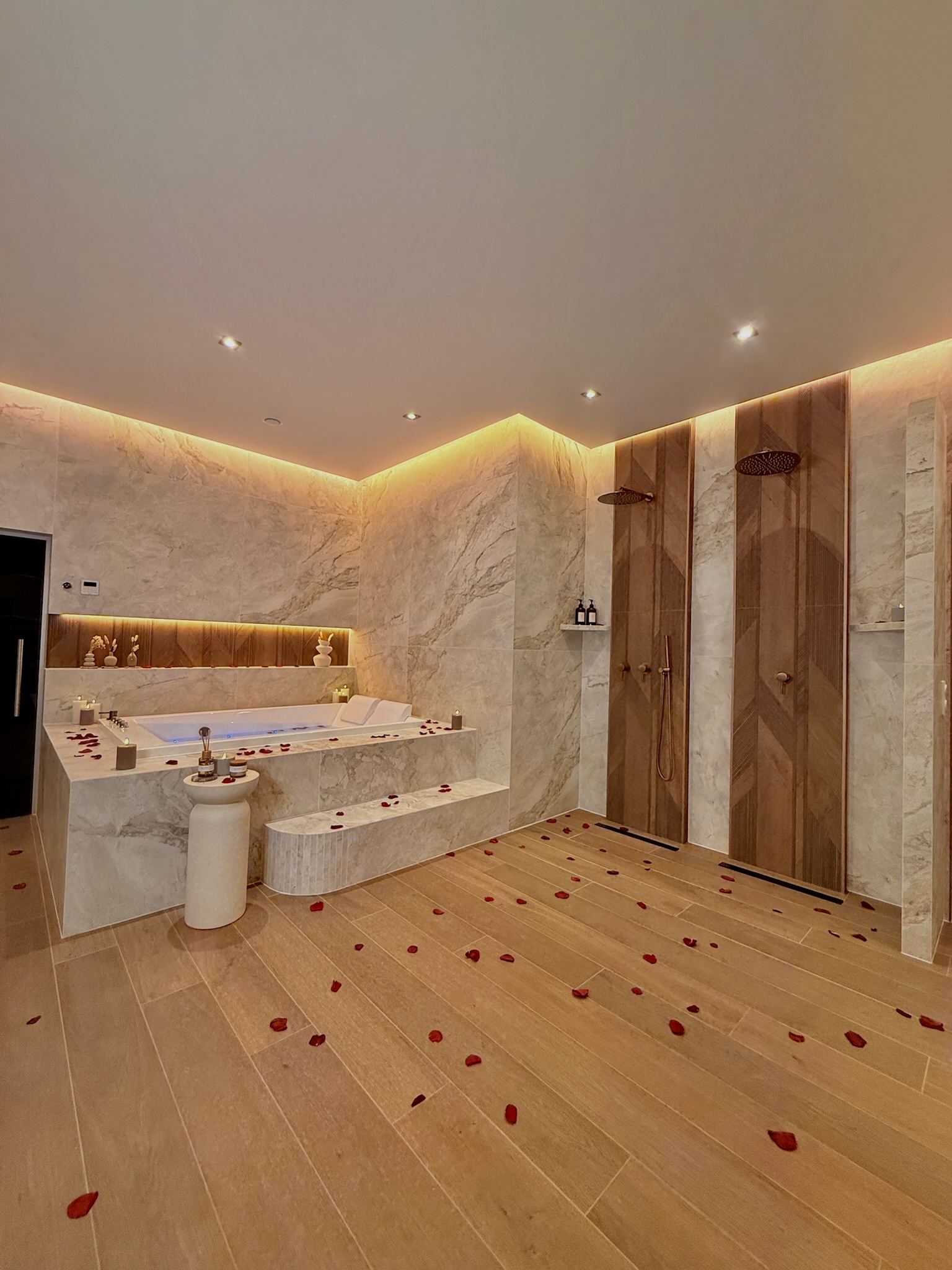 Jacuzzi en marbre et douche double sur mur de bois en chevrons — Maison Nina N°6, spa privatif à Argenteuil