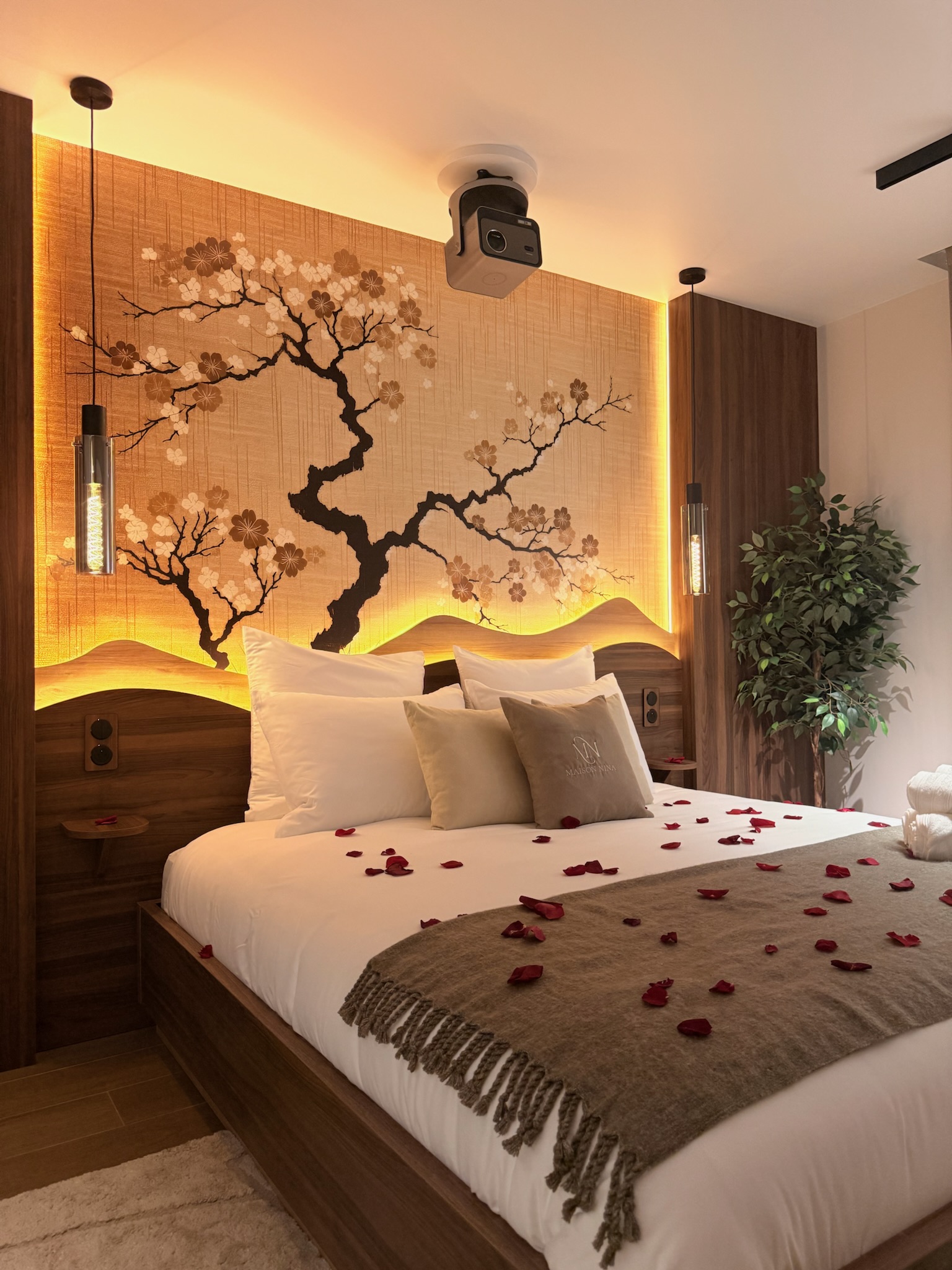 Tête de lit peinte à la main façon cerisier japonais — Maison Nina N°6, Argenteuil