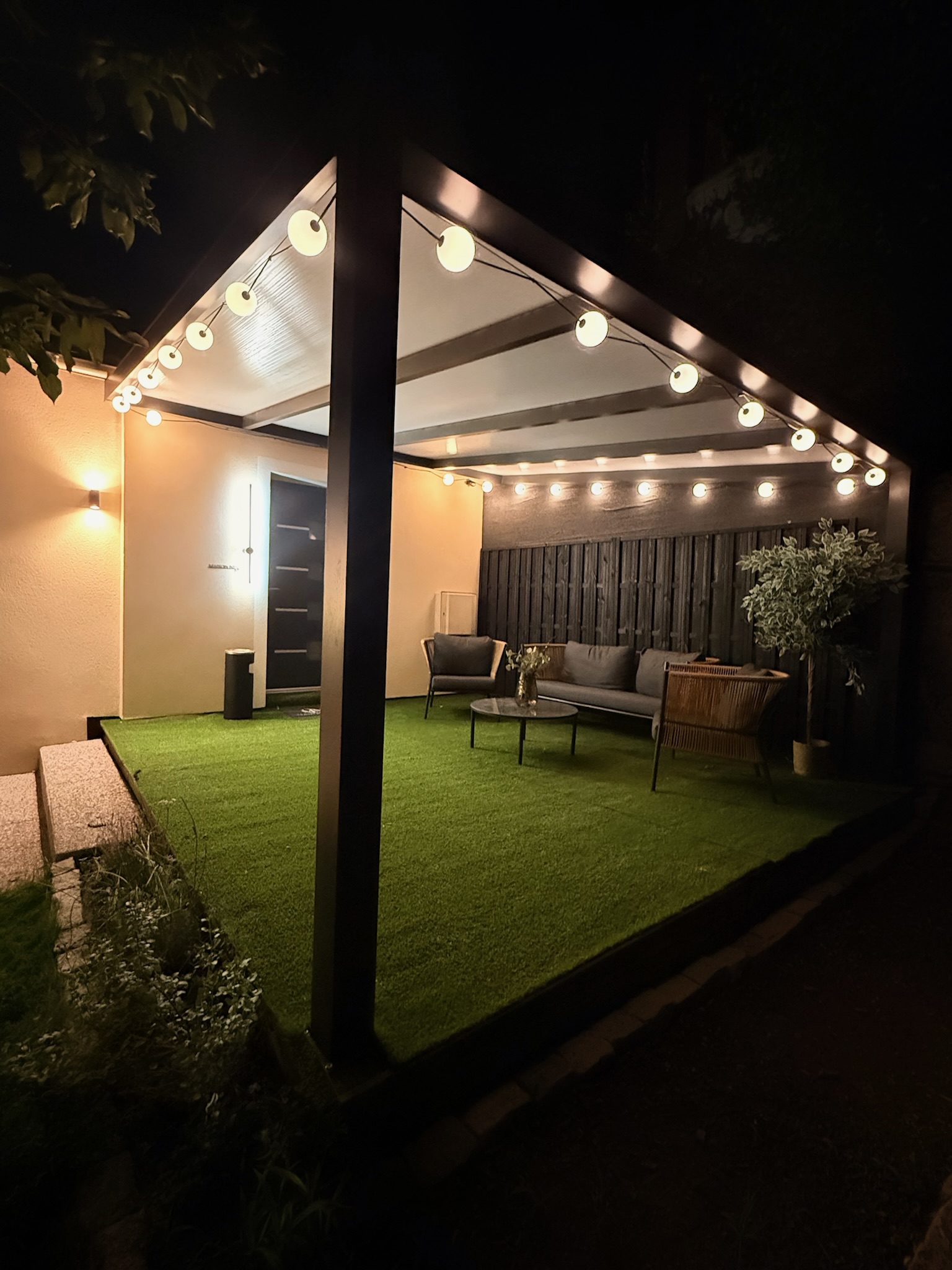 Pergola privative de 16 m² avec salon de jardin — Maison Nina N°6, Argenteuil