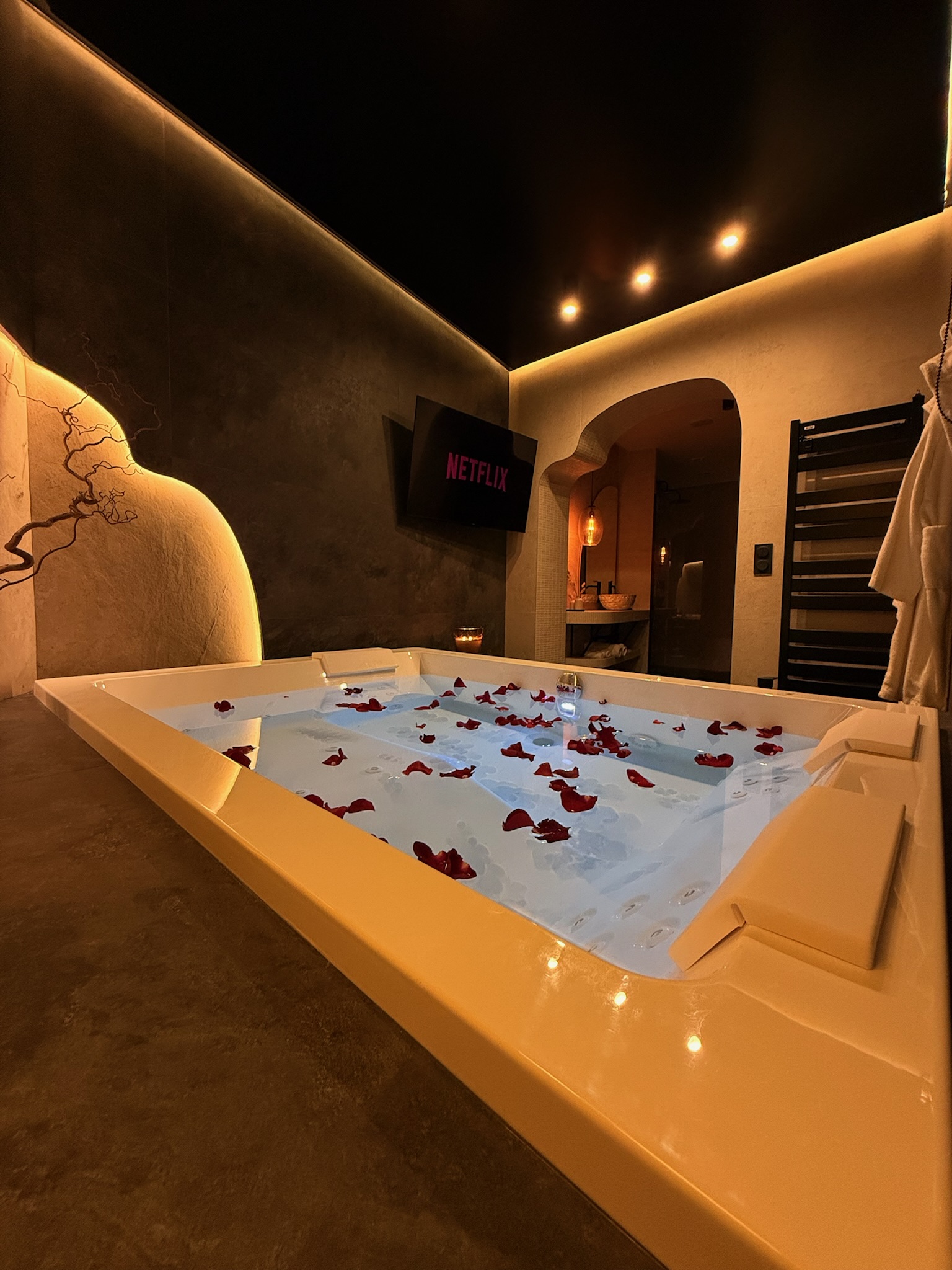 Maison Nina N°2 — balnéo Jacuzzi sous arche de pierre claire, spa privatif près de Paris
