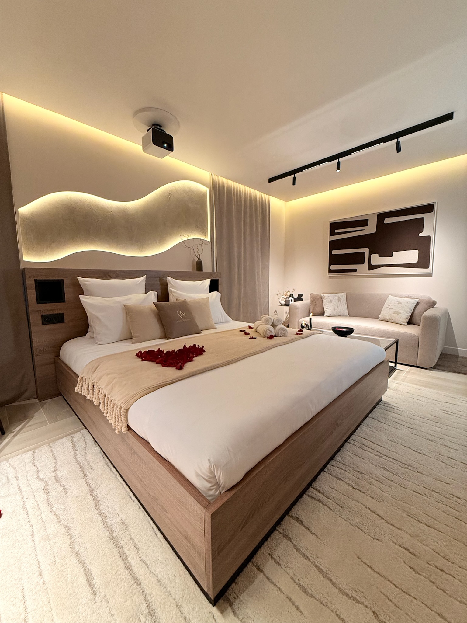 Chambre avec tête de lit rétroéclairée et lit King size — Maison Nina N°2