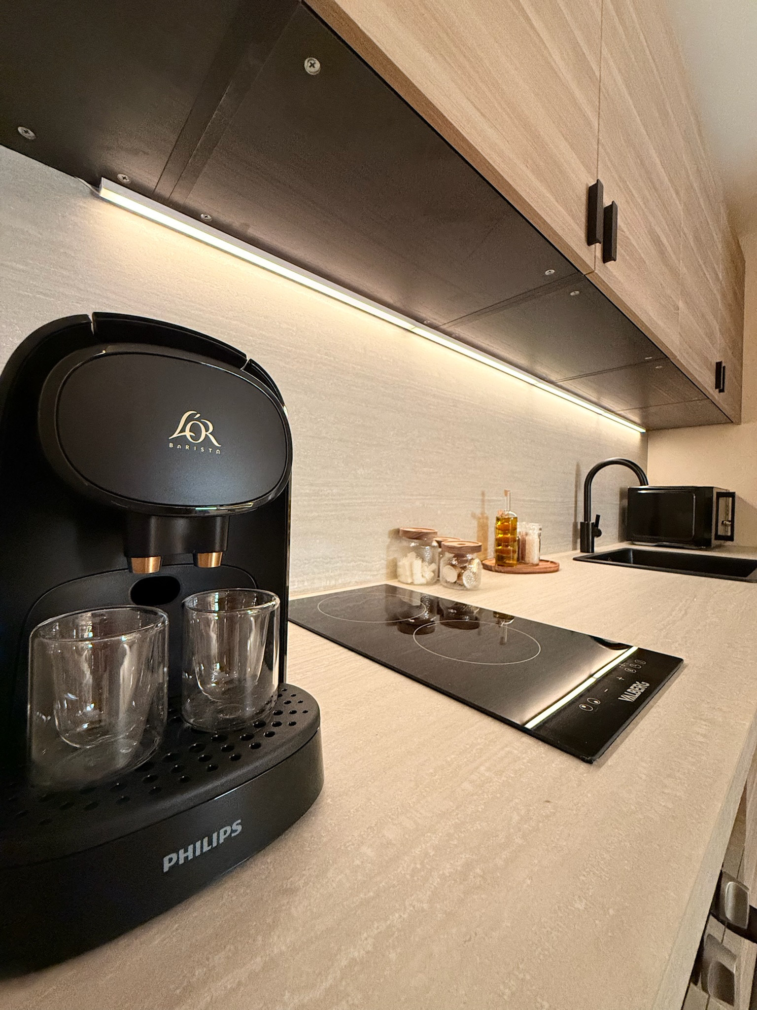 Coin café avec machine et verres — départ autonome de Maison Nina