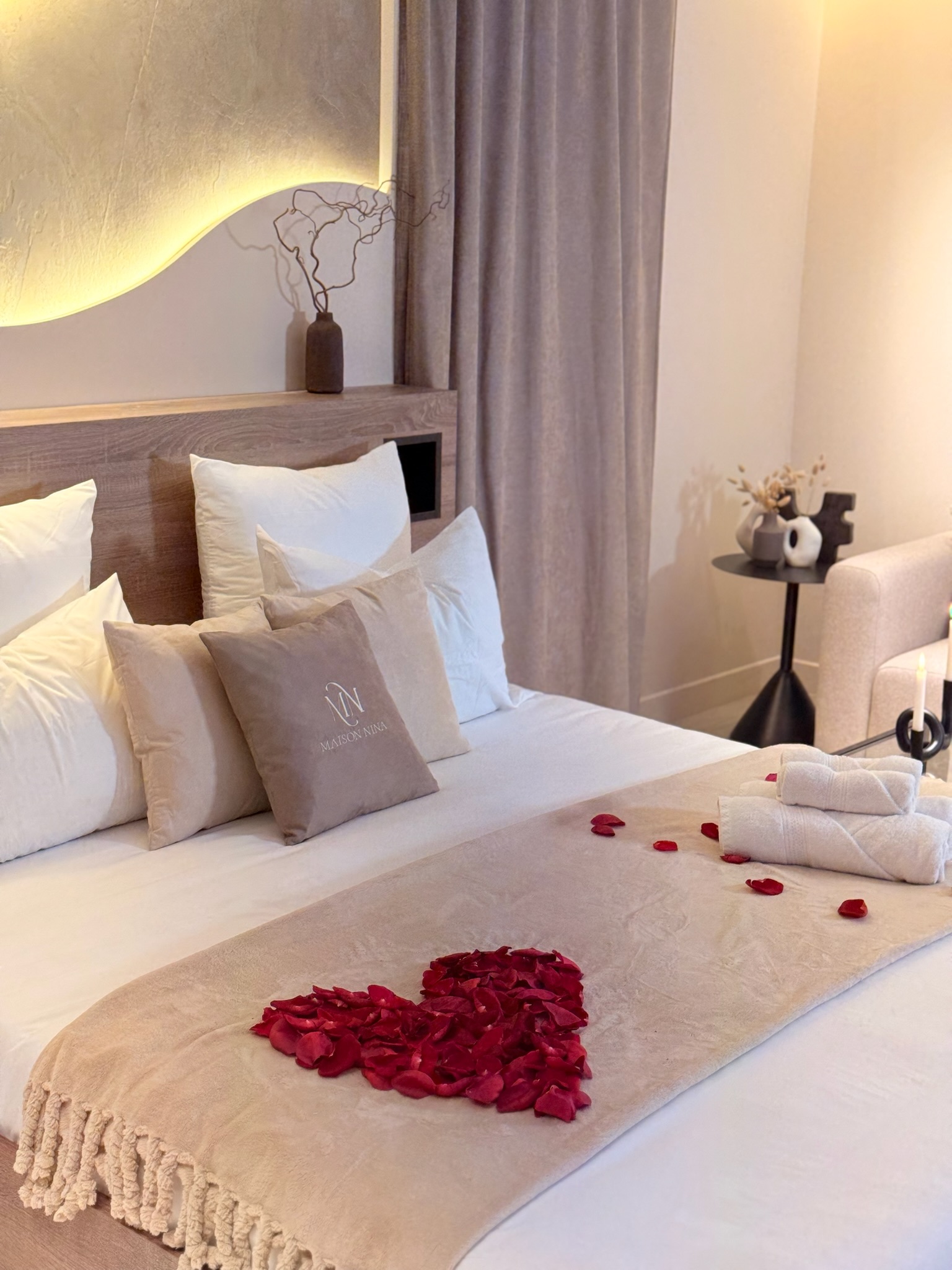 Lit décoré de pétales de rose en cœur — Saint-Valentin en spa privatif près de Paris