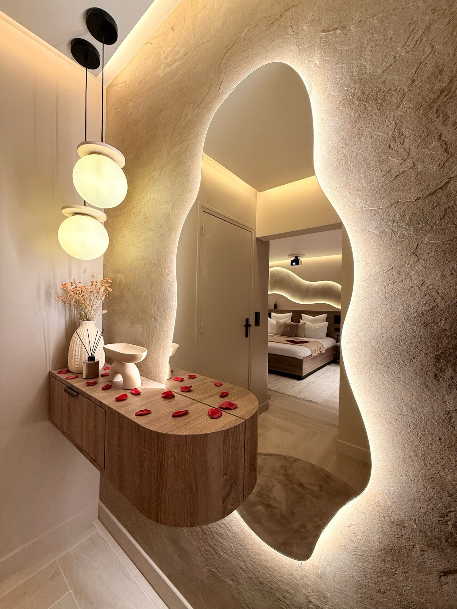 Miroir organique rétroéclairé et lave-mains en travertin — Maison Nina N°2