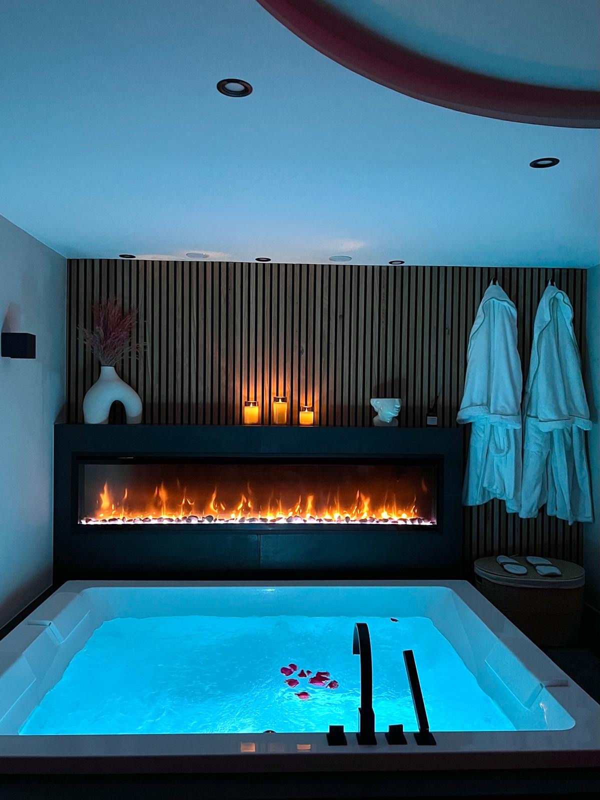 Balnéo Jacuzzi en ambiance nocturne devant la cheminée — Maison Nina N°1