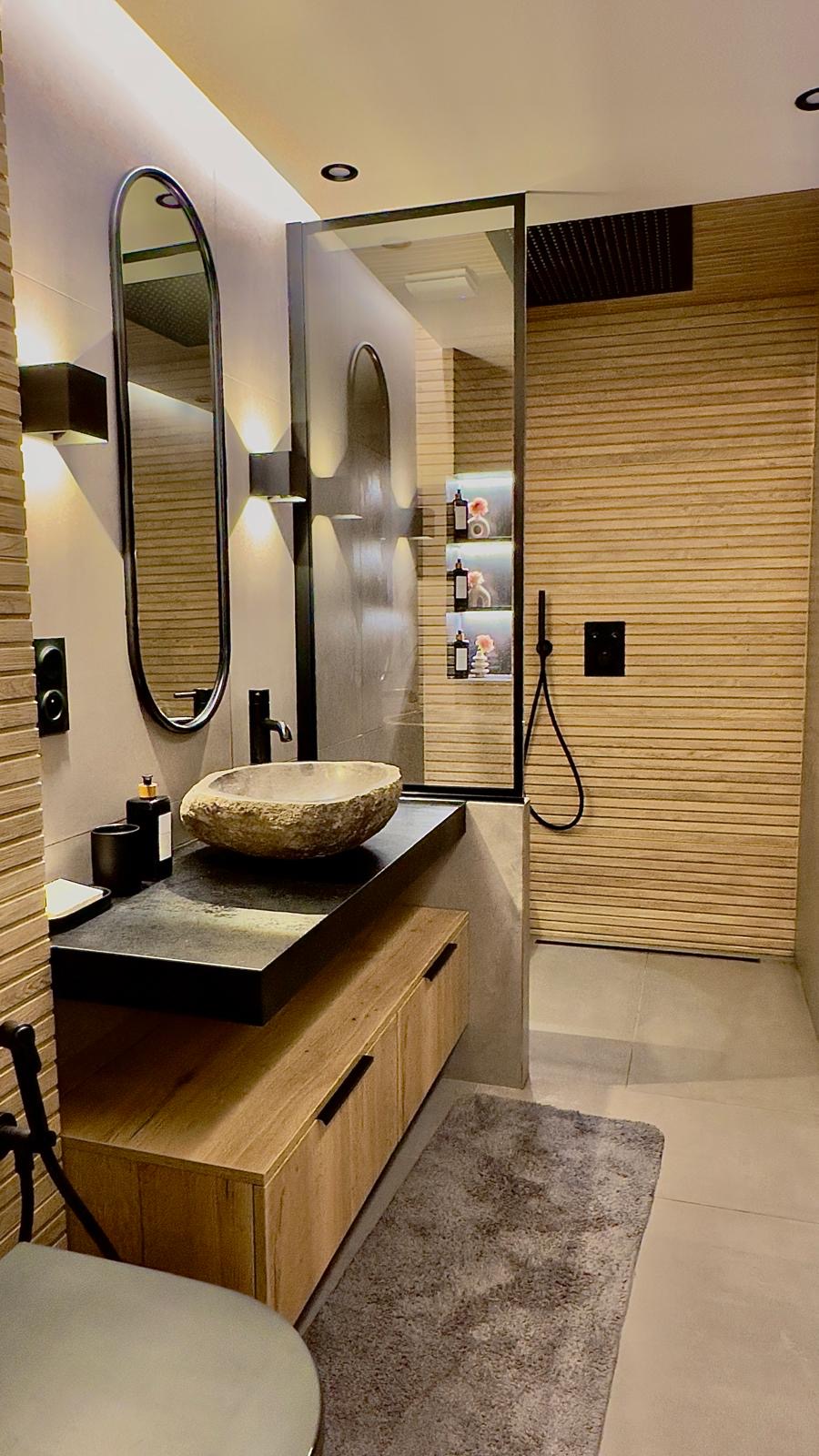 Salle de bain avec vasque en pierre brute — Maison Nina N°1