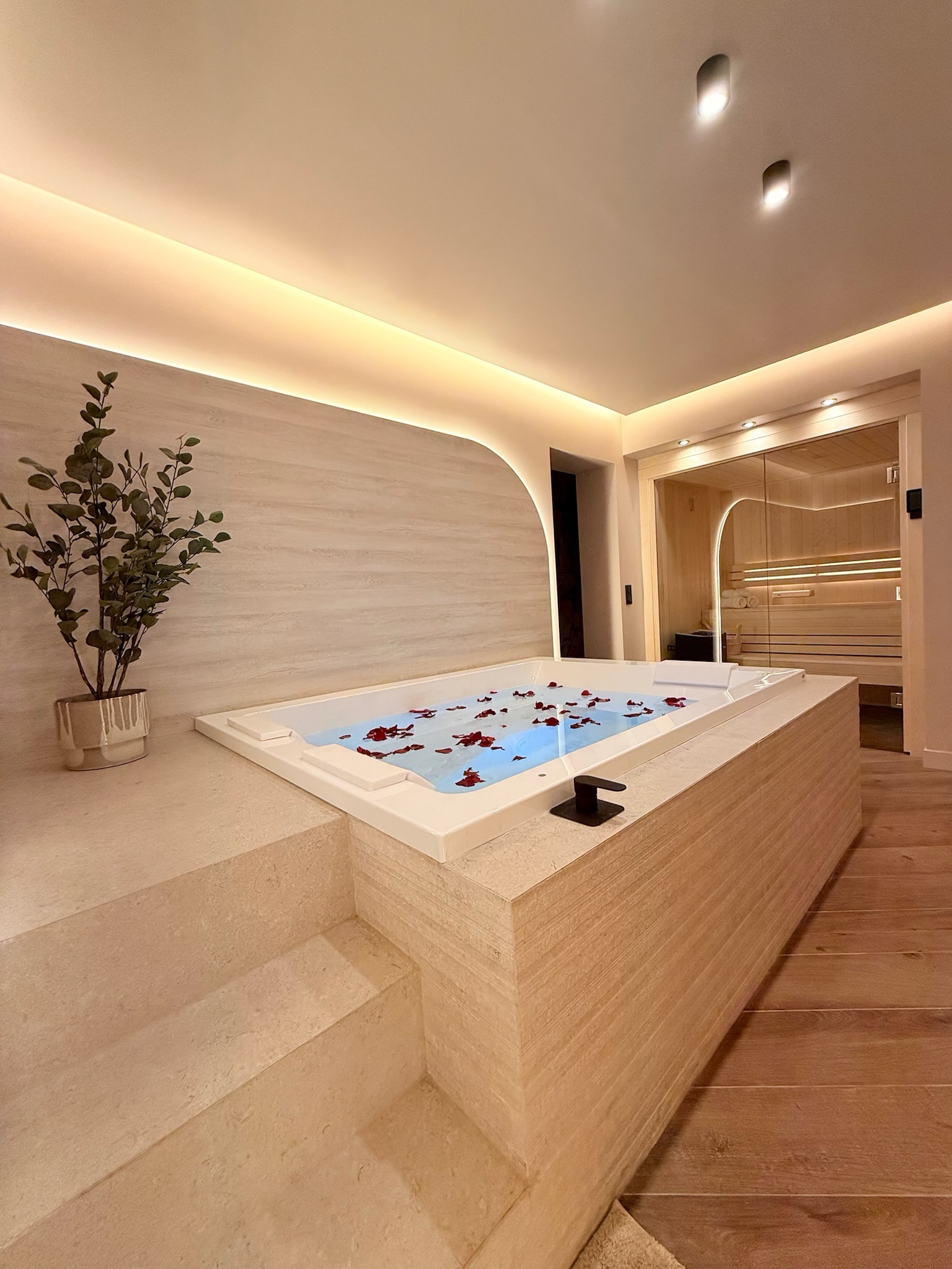 Balnéo Jacuzzi deux places en travertin ouverte sur le sauna — spa privatif Maison Nina N°3