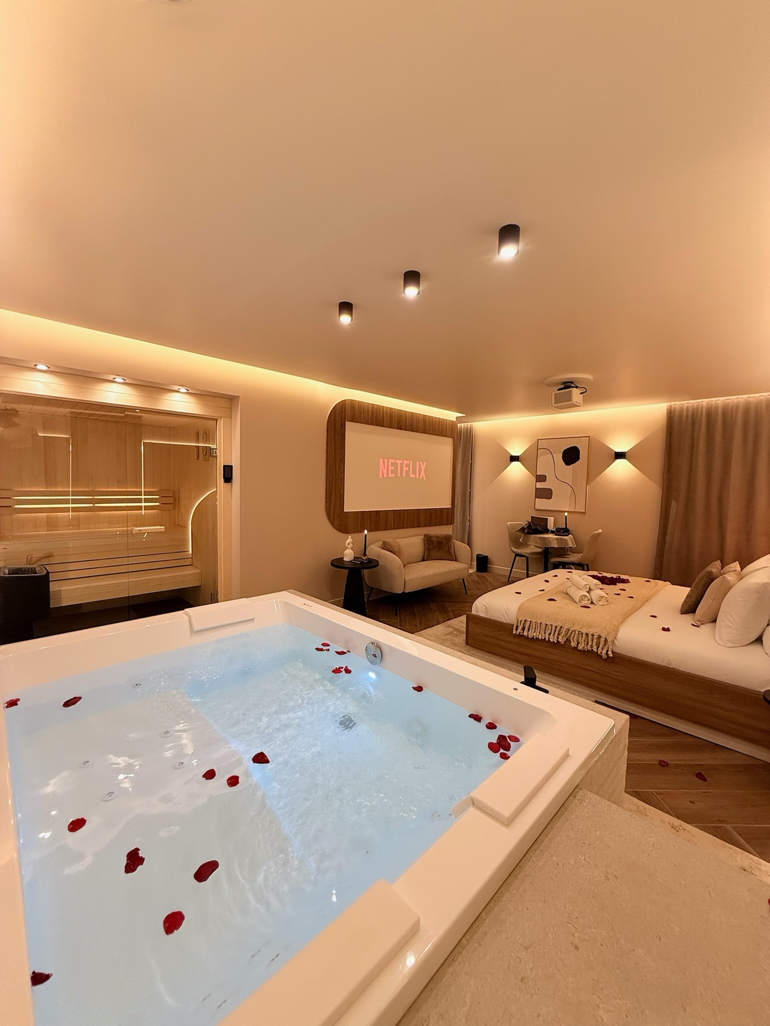 Balnéo Jacuzzi, sauna finlandais et lit King size — Maison Nina N°3, spa privatif à 20 min de Paris