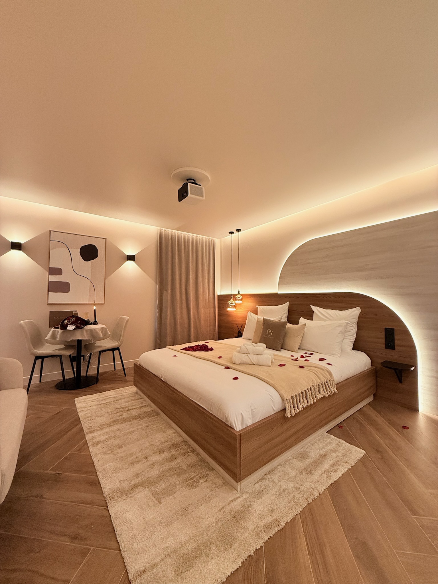 Chambre avec tête de lit en arche rétroéclairée — Maison Nina N°3