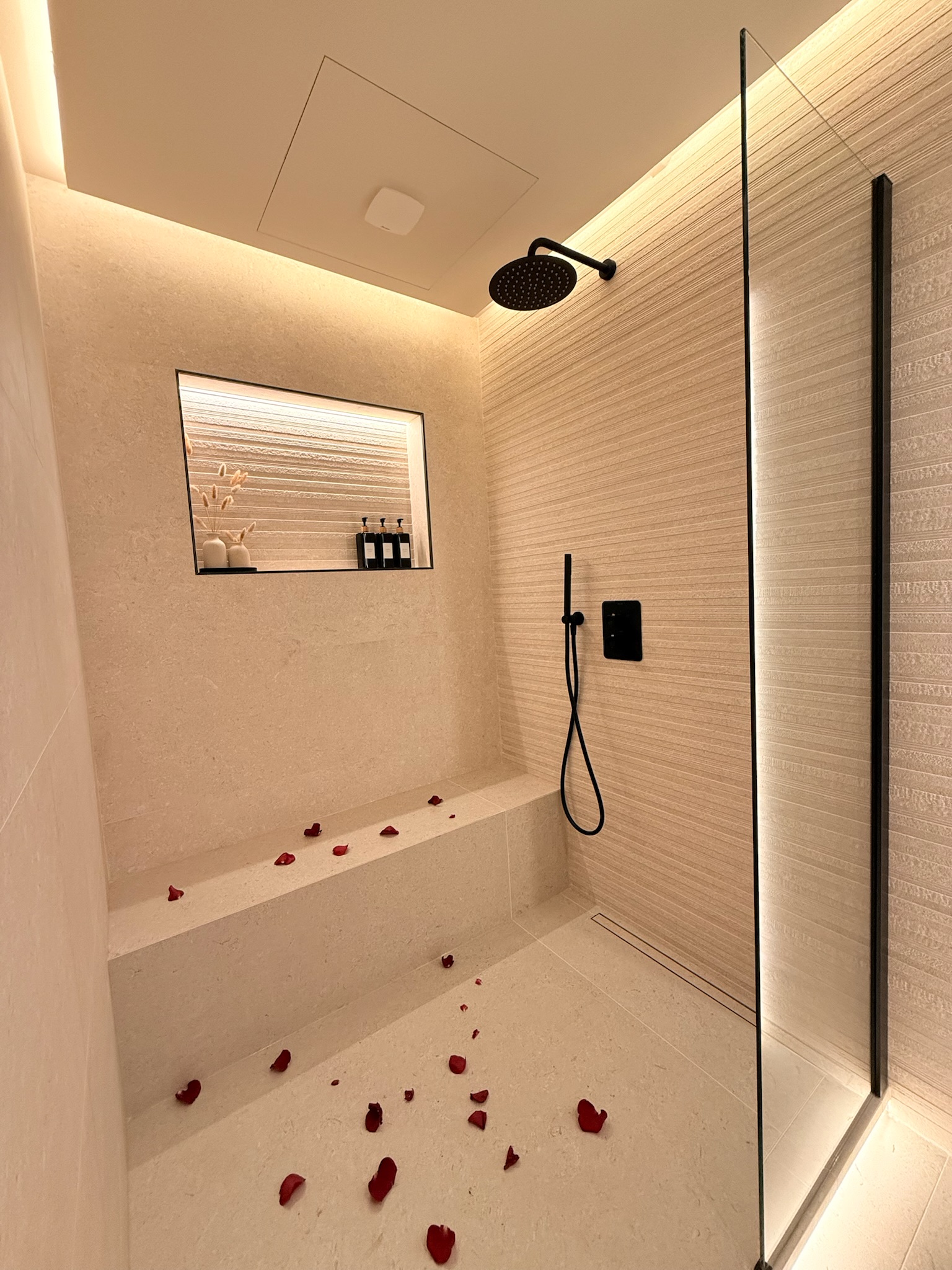 Douche à l'italienne avec banc en pierre — Maison Nina N°3