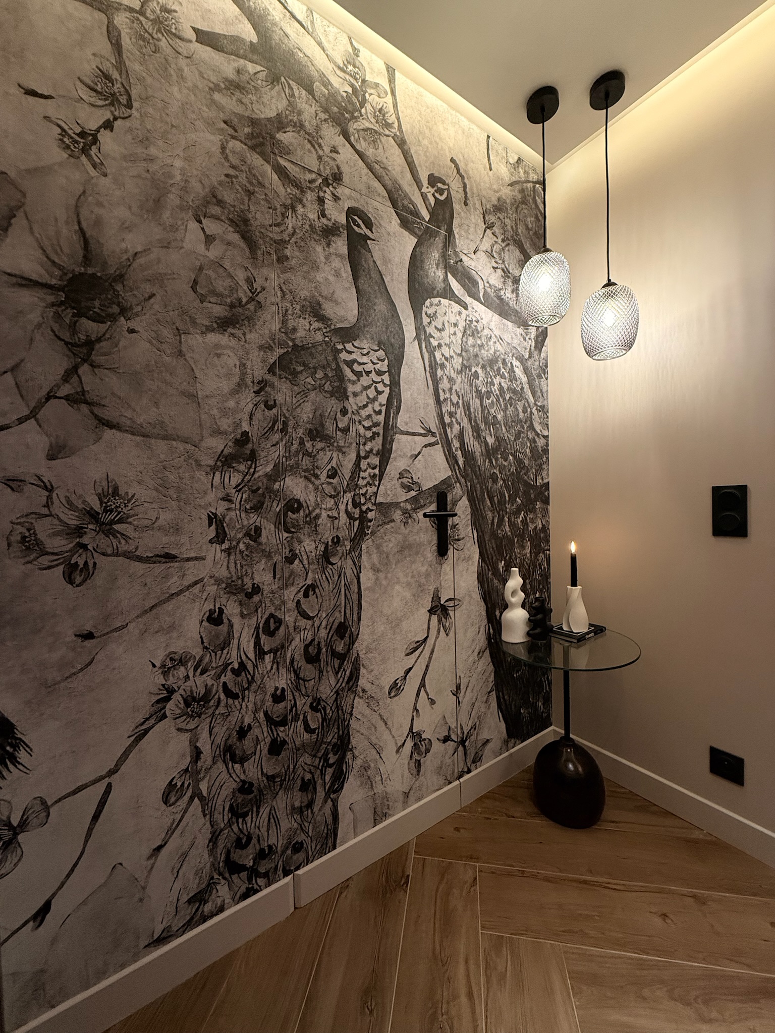 Papier peint aux motifs de paons — Maison Nina N°3