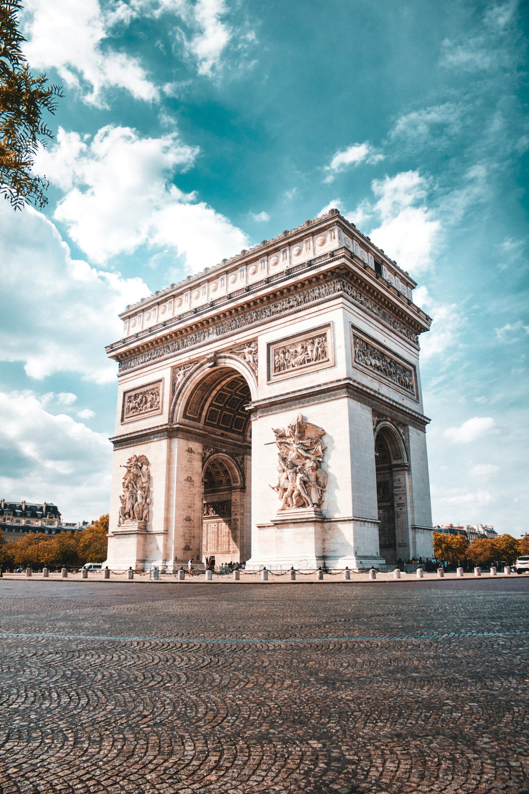 L'Arc de Triomphe au bout des Champs-Élysées à Paris
