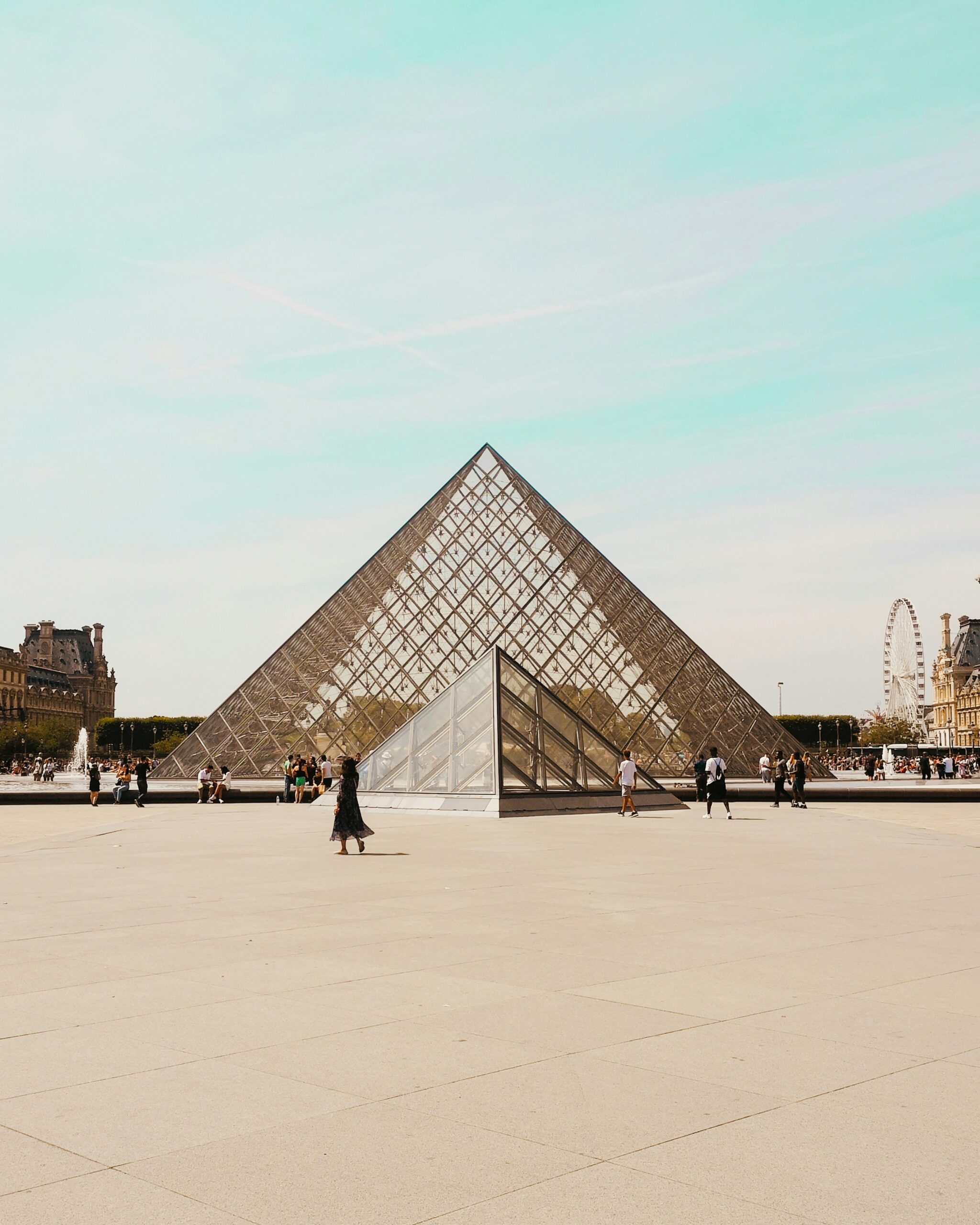 La pyramide de verre du Louvre dans la cour du musée à Paris