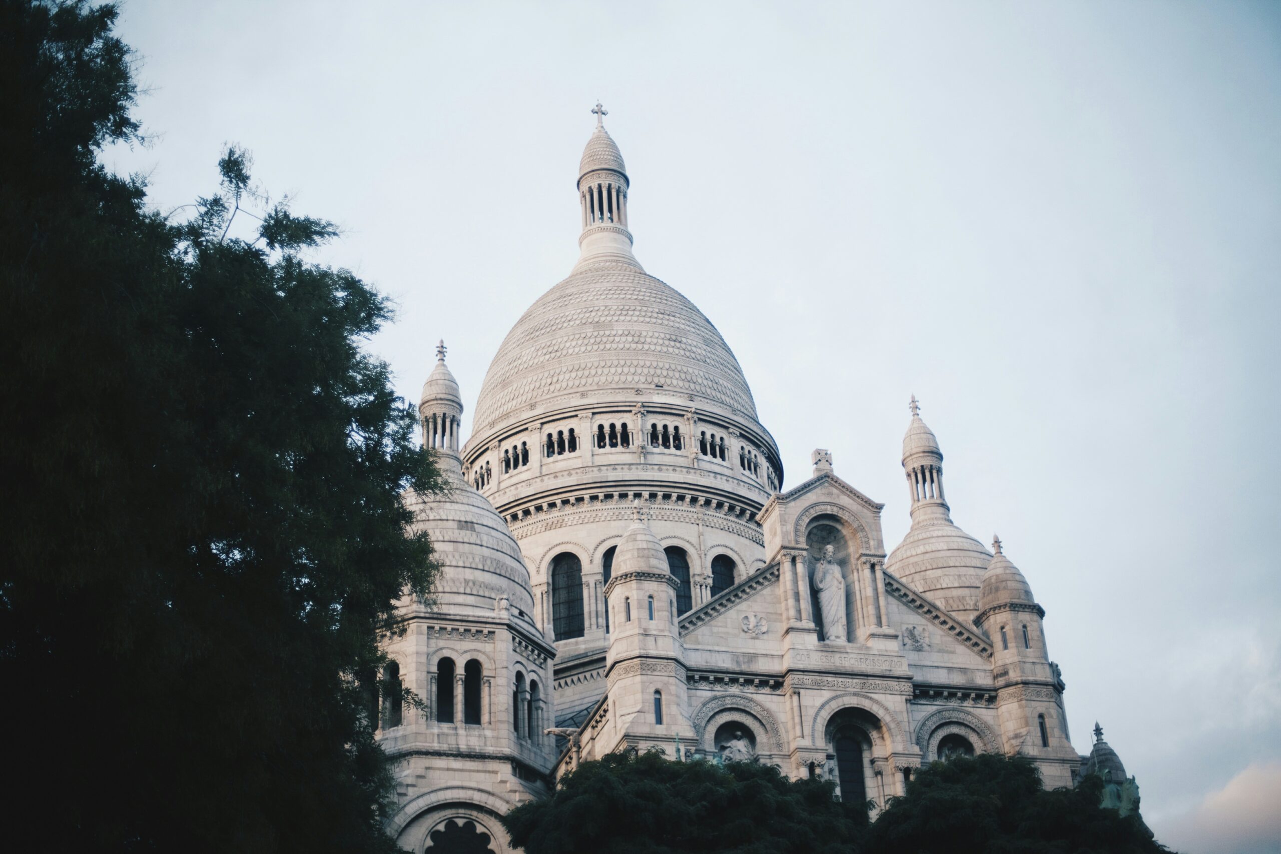 La basilique du Sacré-Cœur sur la butte Montmartre à Paris